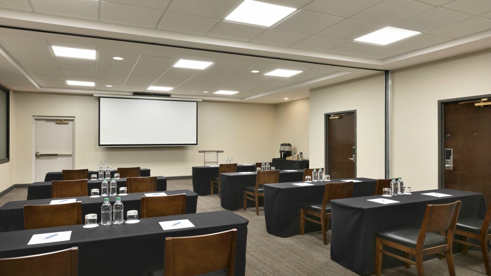 Four Points By Sheraton Raleigh North Бизнес снимка